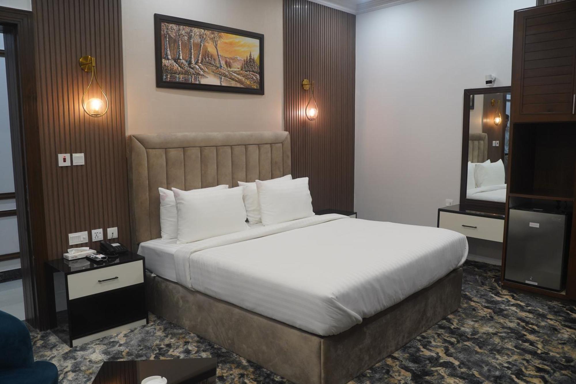 Swarg Hotel Sahiwal Luaran gambar
